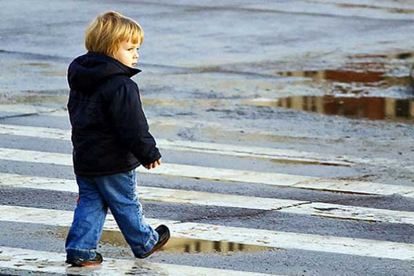 Ребенок на пешеходном переходе
