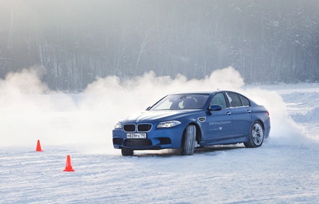 Седан BMW М5 на льду
